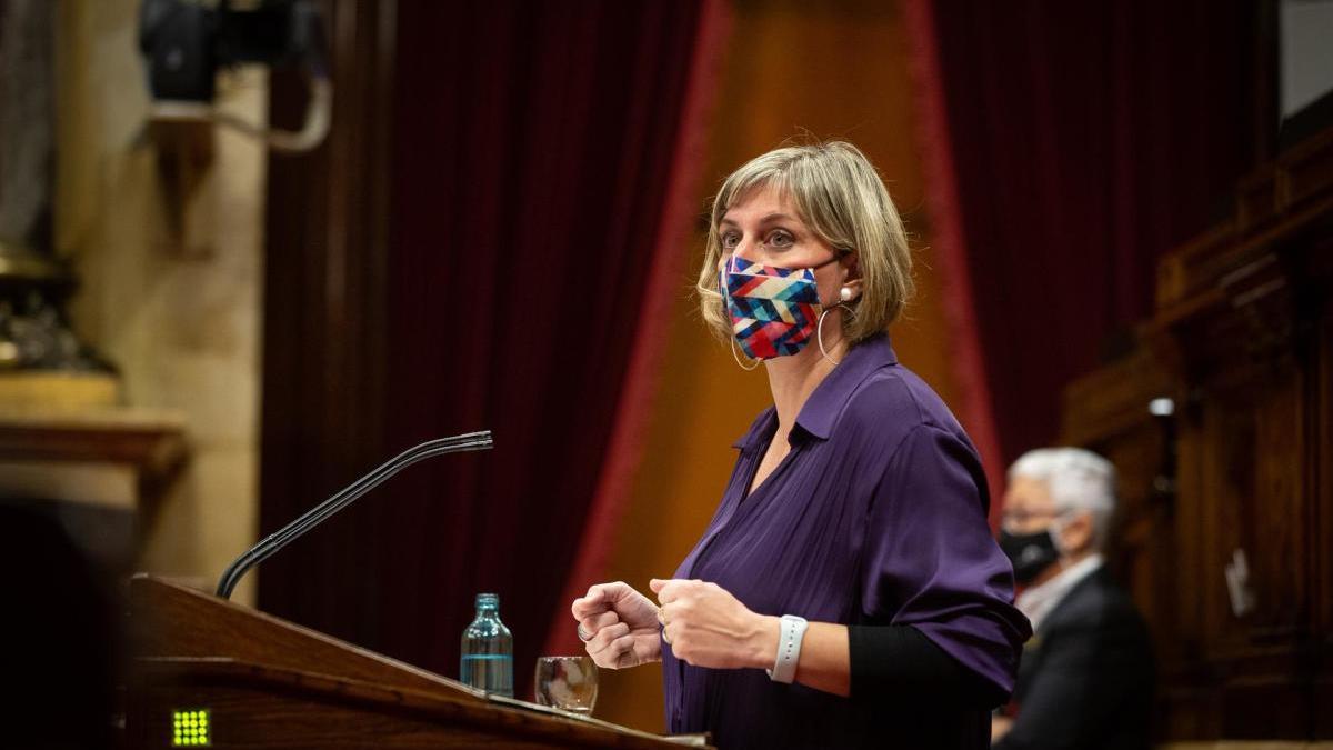 La consellera Alba Vergés, durant la seva intervenció la sessió de control en el ple del Parlament.