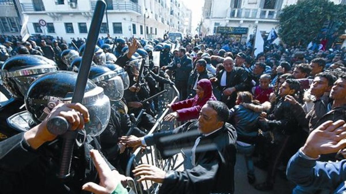 Protestas ante la sede del Ministerio del Interior, ayer en Túnez.