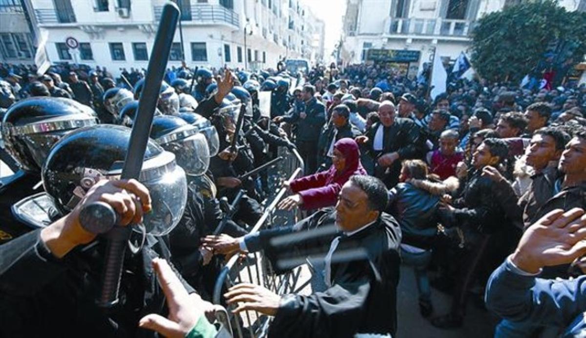Protestes davant la seu del Ministeri de l’Interior, ahir a Tunis.