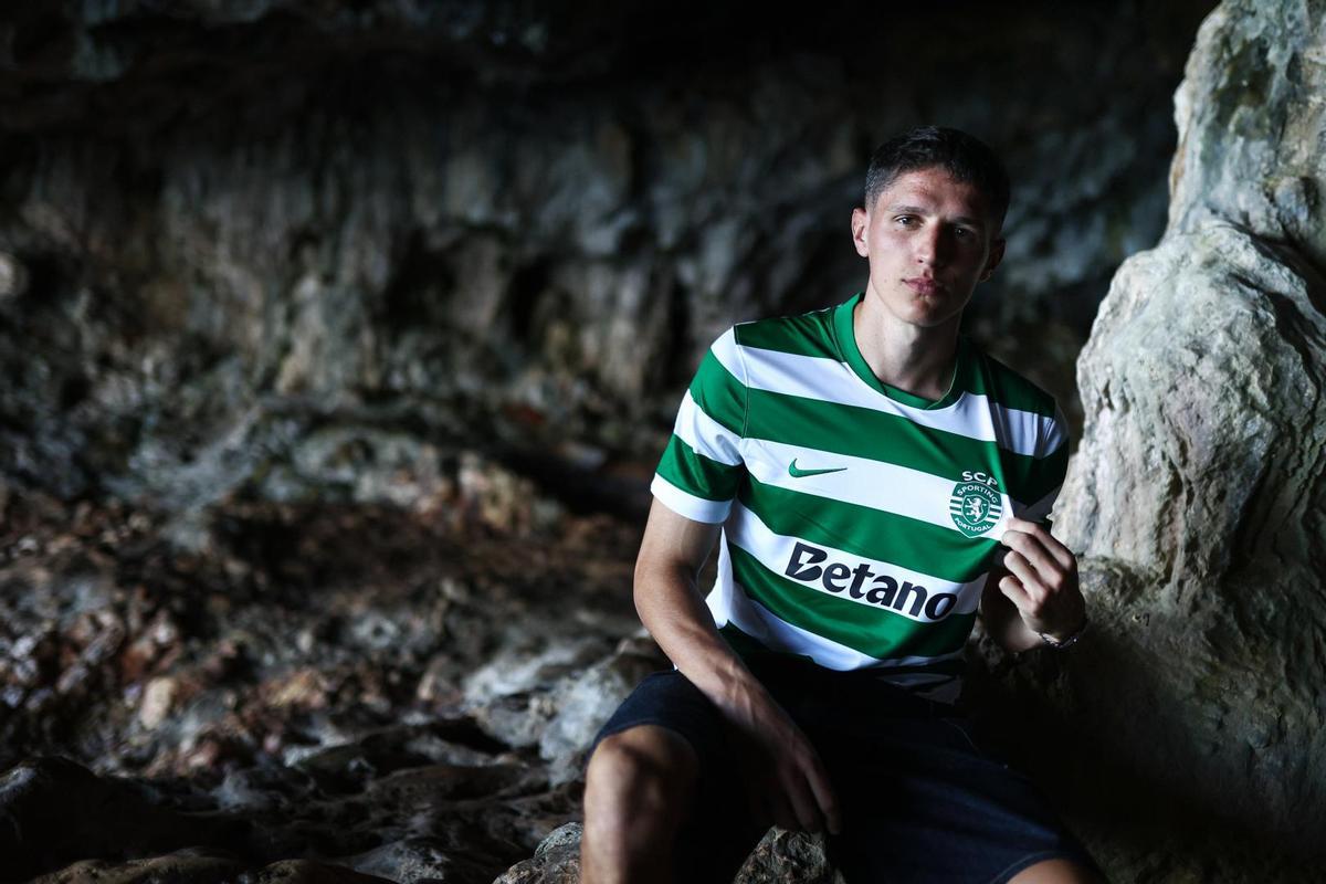 Sergi Altimira posa con la camiseta del Sporting CP