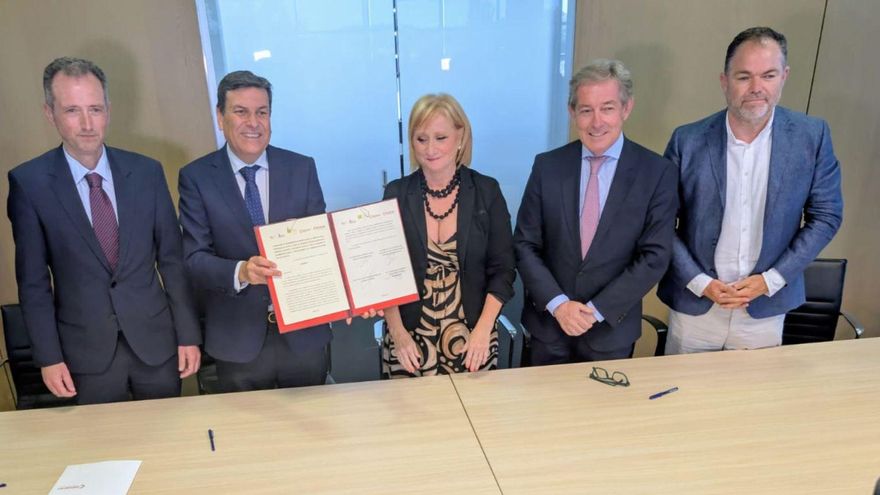 Por la izquierda, David González; Carlos Javier Fernández Carriedo, consejero de Economía y portavoz de la Junta de Castilla y León; Leticia García, consejera de Industria de Castilla y León; Javier Vega, vicepresidente del Consejo de Cámaras de Castilla y León, y Carlos Paniceres. |