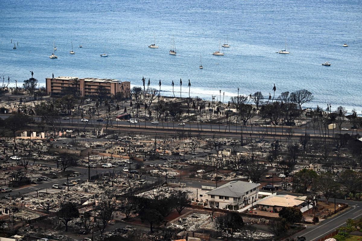 El fuego destruye la localidad de Lahaina, en Hawái