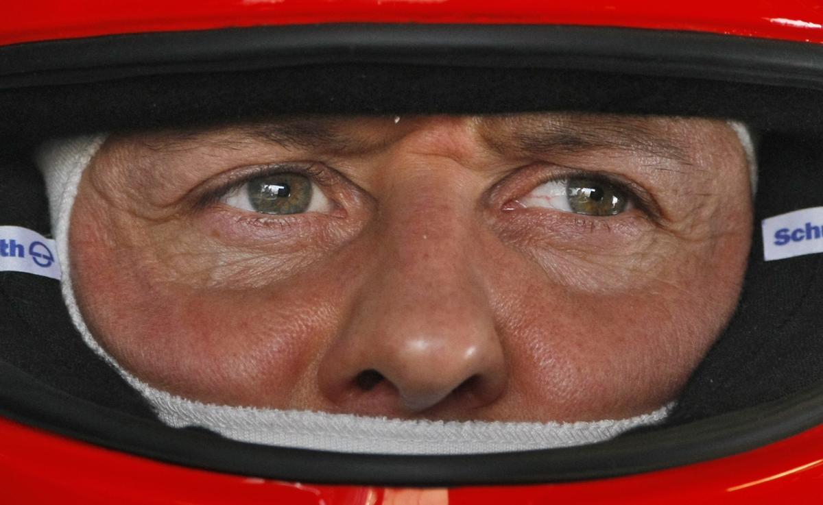 Foto de archivo del 12 de marzo de 2010. El piloto de Mercedes, Michael Schumacher, en los boxes durante la primera sesión de entrenamientos en el Circuito Internacional de Fórmula Uno de Bahréin en Sakhir