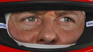 Foto de archivo del 12 de marzo de 2010. El piloto de Mercedes, Michael Schumacher, en los boxes durante la primera sesión de entrenamientos en el Circuito Internacional de Fórmula Uno de Bahréin en Sakhir