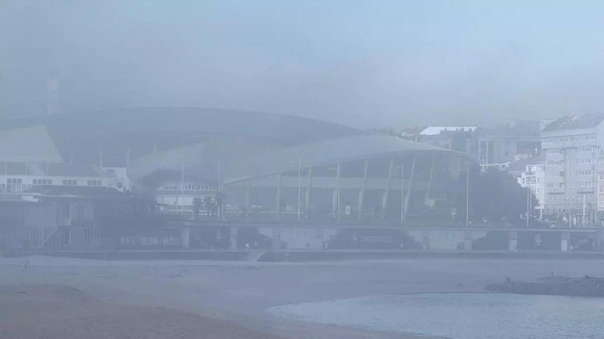 Niebla en Riazor, A Coruña.