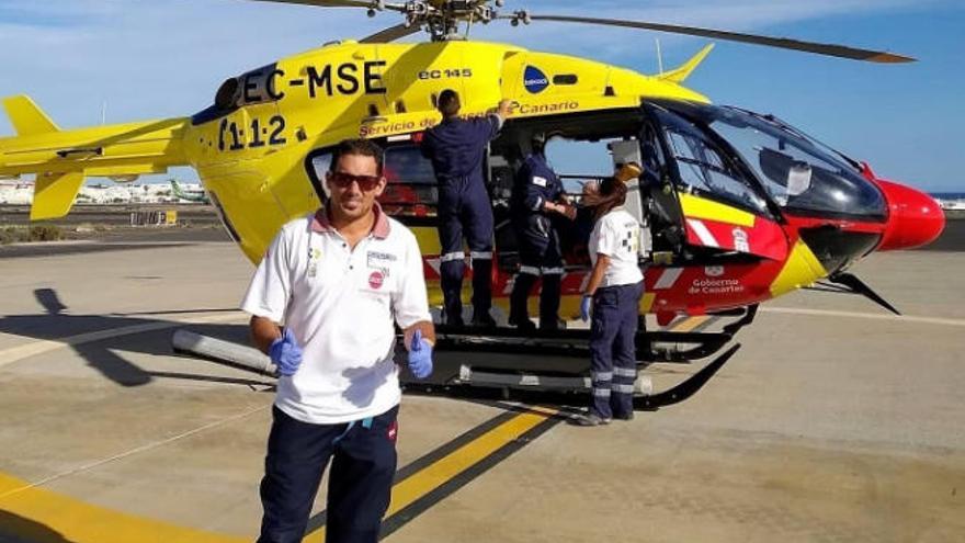 Yone Caraballo en el aeropuerto de Lanzarote, junto a uno de los helicópteros medicalizados de Canarias.