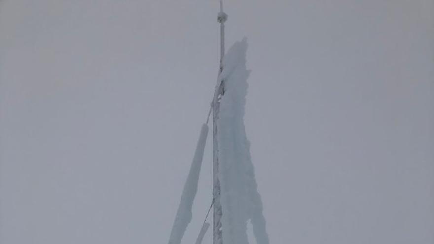 Antena de la Aemet en Izaña a punto de partirse por el hielo y el viento.