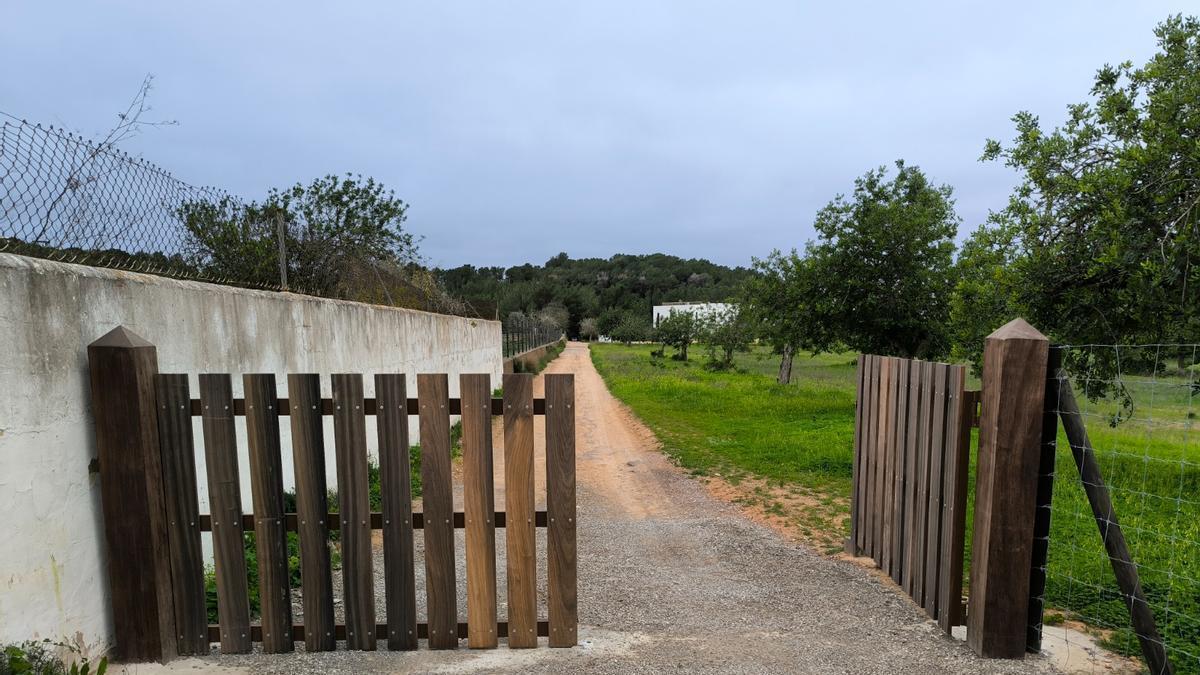 Unas de las nuevas vallas instalada por una vecina