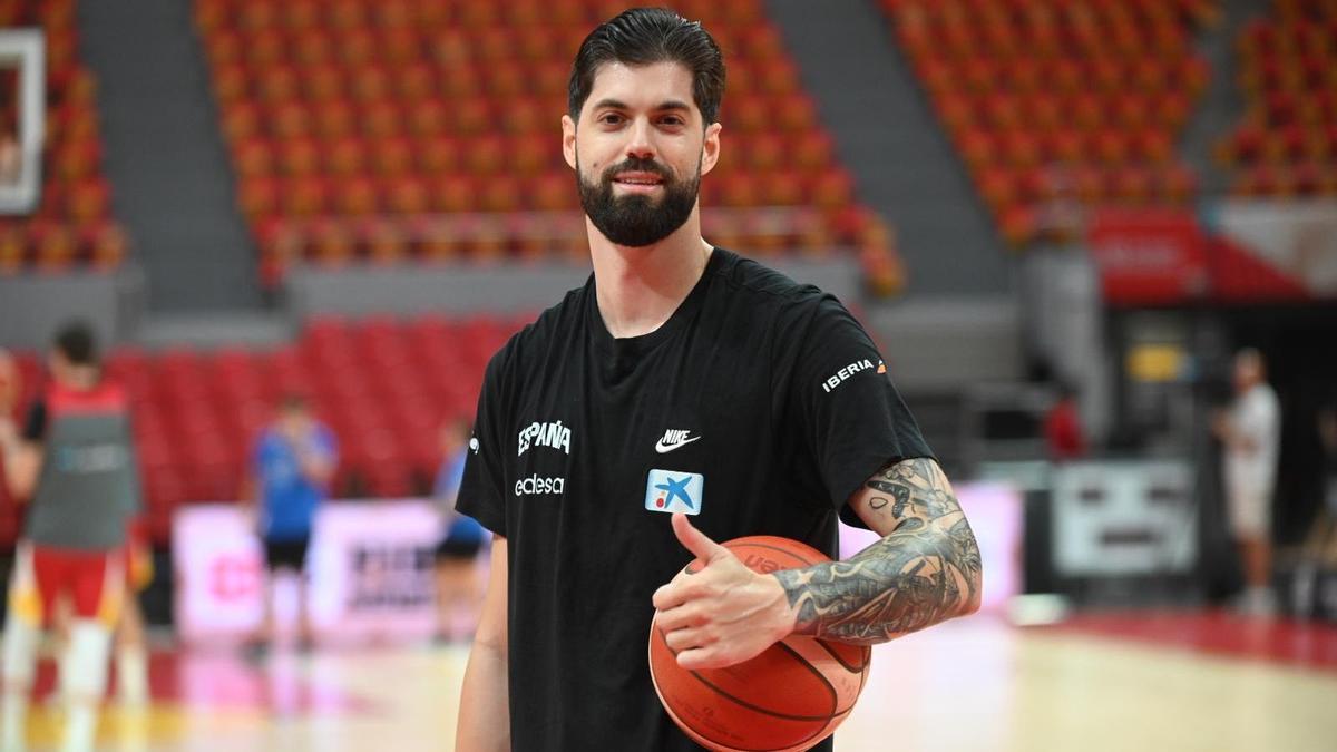 Santi Yusta posa antes del entrenamiento con España en el Príncipe Felipe, este jueves.