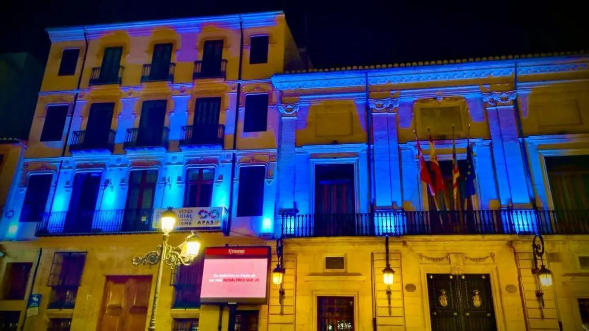 Fachada del Ayuntamiento de Sueca iluminada de azul.