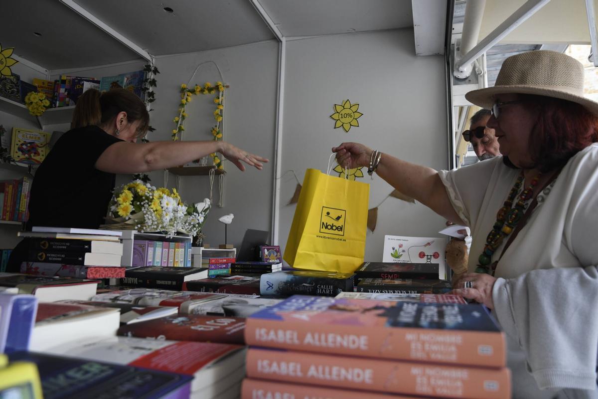 Feria del libro. Pregón a cargo de Dolores Fidalgo sobre Margarita Ferreras. Fotos del pregón y ambiente. La primera presentación es las 19.00 horas y lo presenta Ana Arias