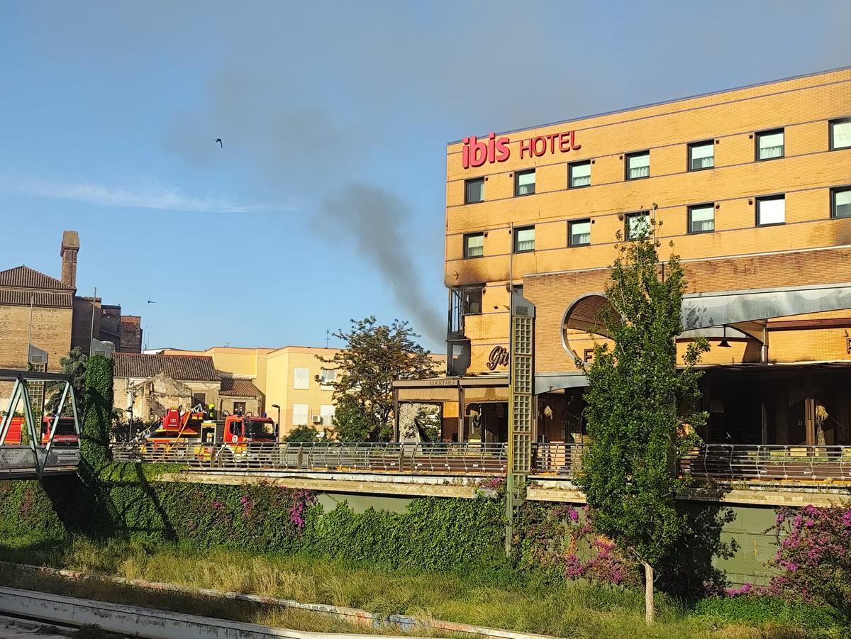 El fuego sigue aún activo.