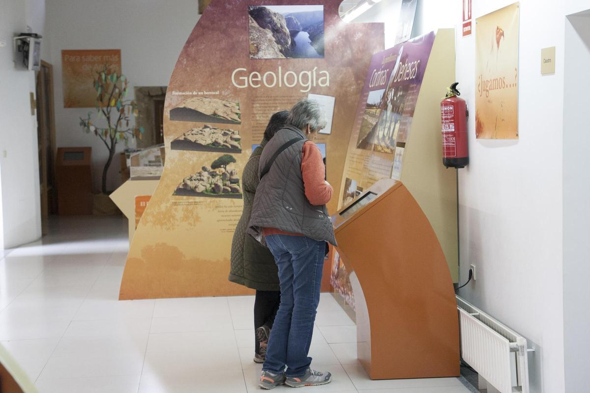 Turistas en la Casa del Parque de Fermoselle