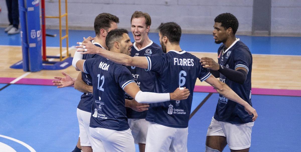 Los jugadores del Cisneros se felicitan tras lograr un punto. | EL DÍA