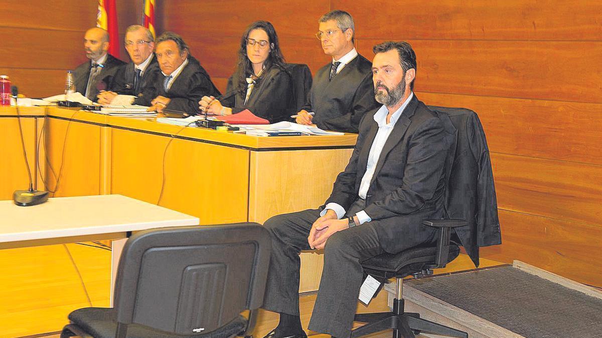 Miguel López durante el primer juicio junto a sus defensas y a las acusaciones particular y púbica.