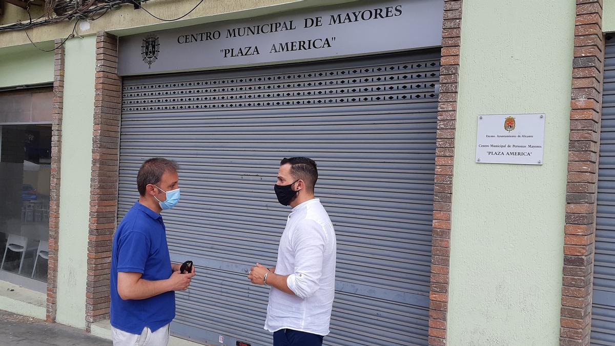 Los ediles de Compromís ante el centro de mayores cerrado en la plaza de América