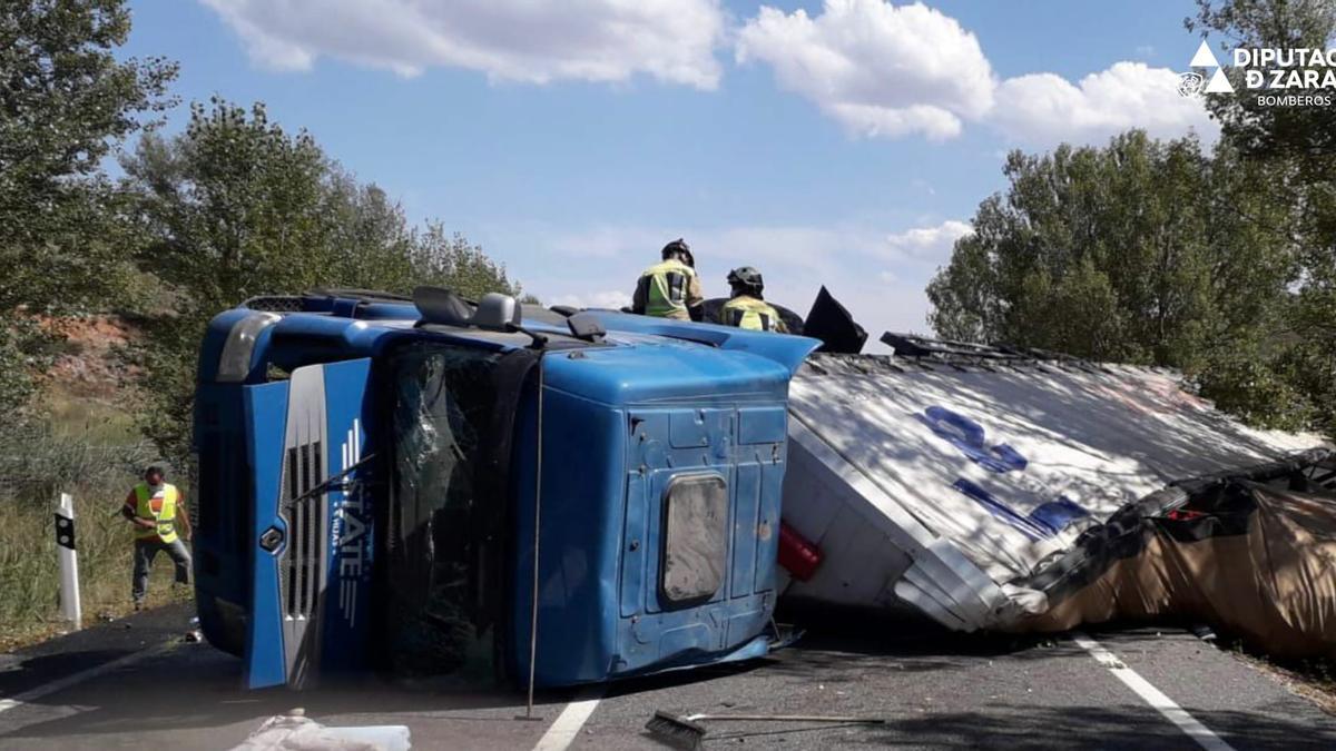 Un herido leve al volcar un camión en Bijuesca.