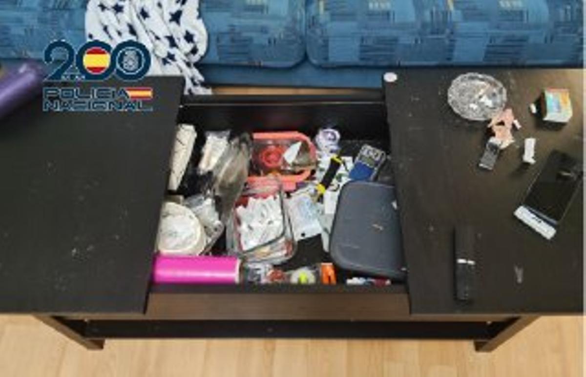 Drogas y material encontrados en la mesa del salón del sospechoso.