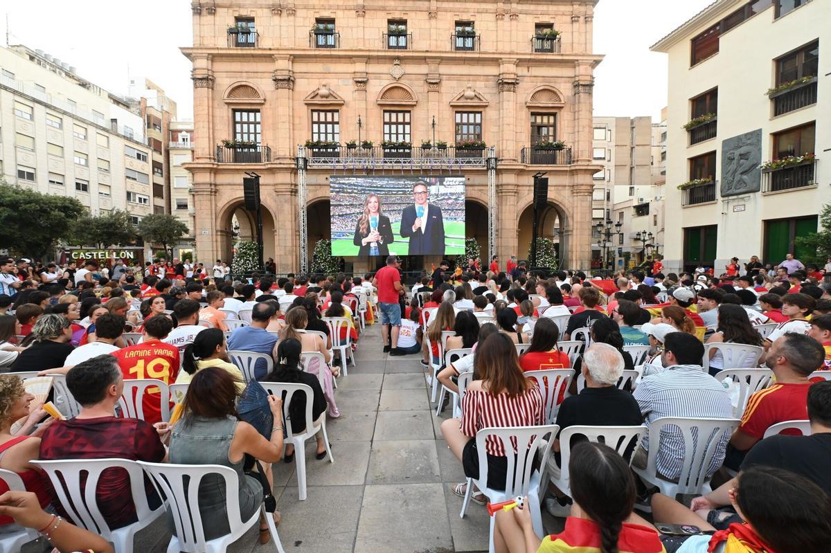 Los aficionados vibran desde la Plaza Mayor. Los aficionados vibran desde la Plaza Mayor.