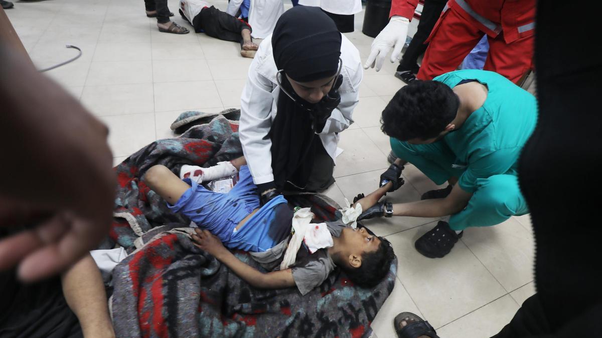 Heridos palestinos, entre ellos niños, en el ataque de Israel al hospital Al-aqsa