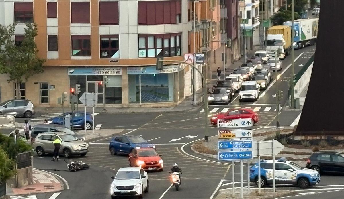 Caída de un motorista a la salida del túnel de Julio Luengo, en Las Palmas de Gran Canaria