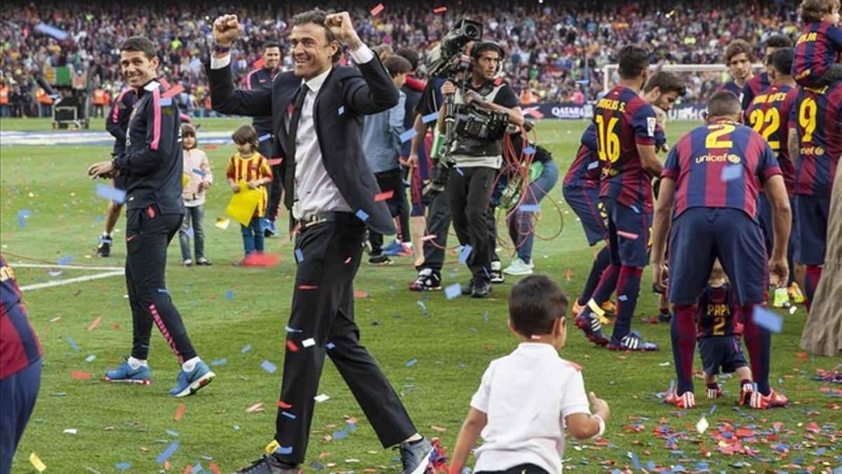 Luis Enrique celebra con euforia el título de Liga en la fiesta del Camp Nou.