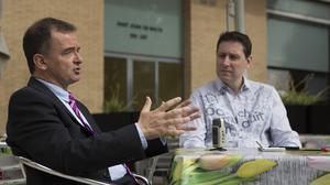 Alfred Bosch, candidat d’ERC a l’alcaldia de Barcelona, es passeja pel Poblenou amb un veí del barri i conversa amb ell.