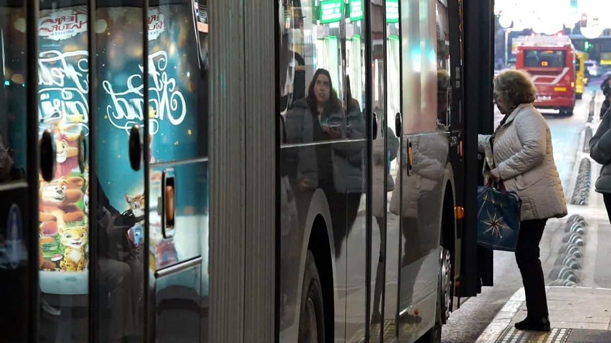 Una persona se sube al nuevo tranvibús de Murcia.