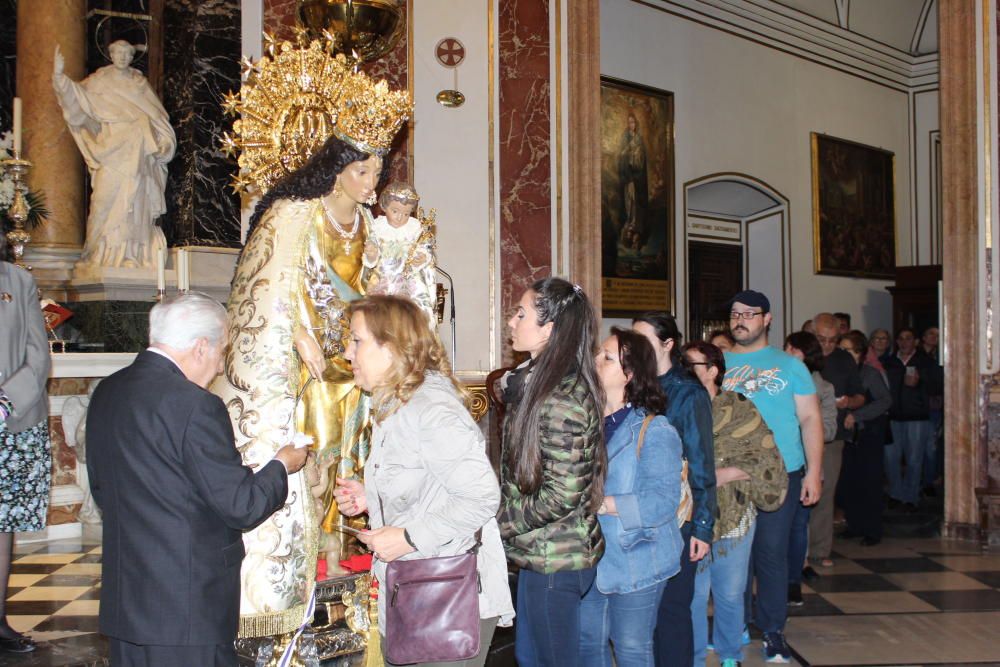 Besamanos de la Virgen de los Desamparados hasta la madrugada