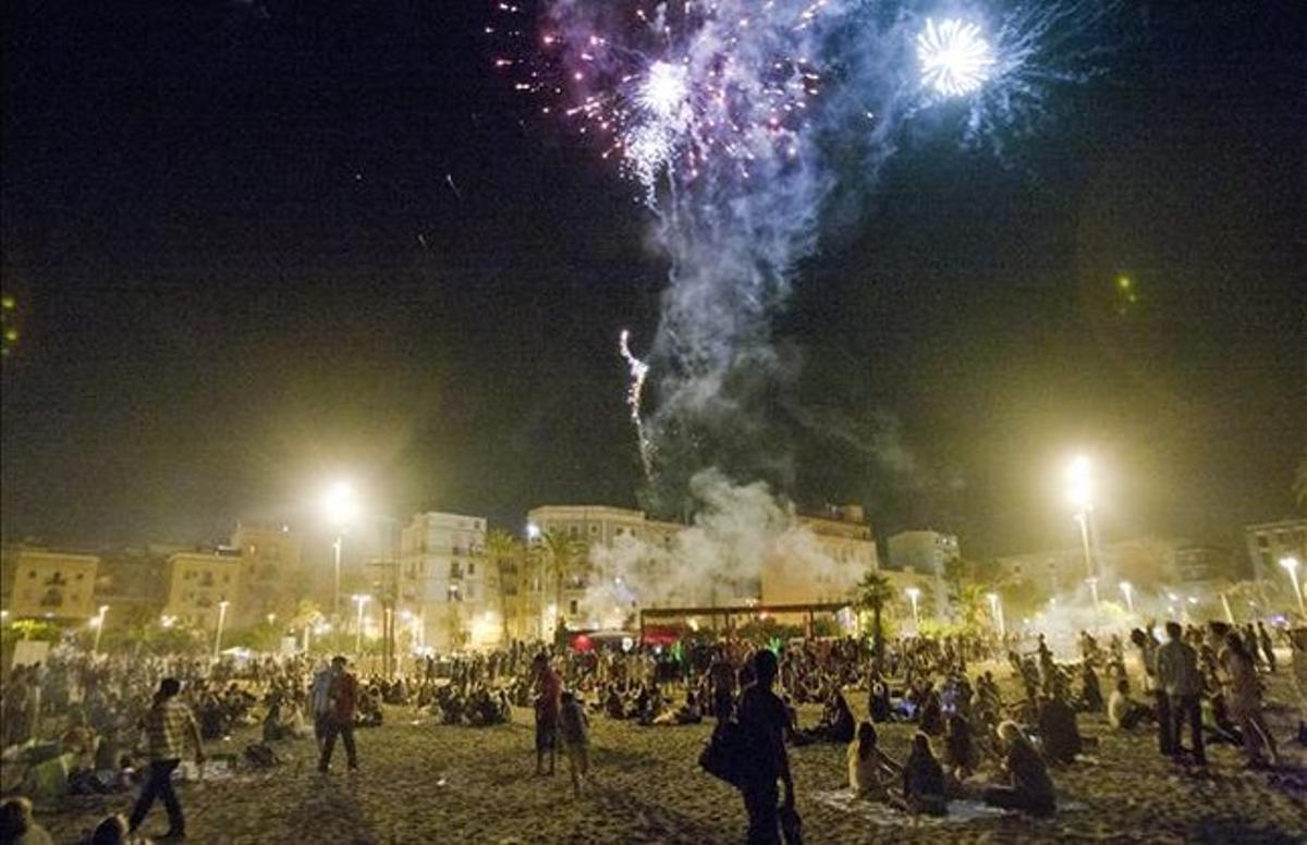 Revetlla de Sant Joan a les platges de la Barceloneta, el 2011.