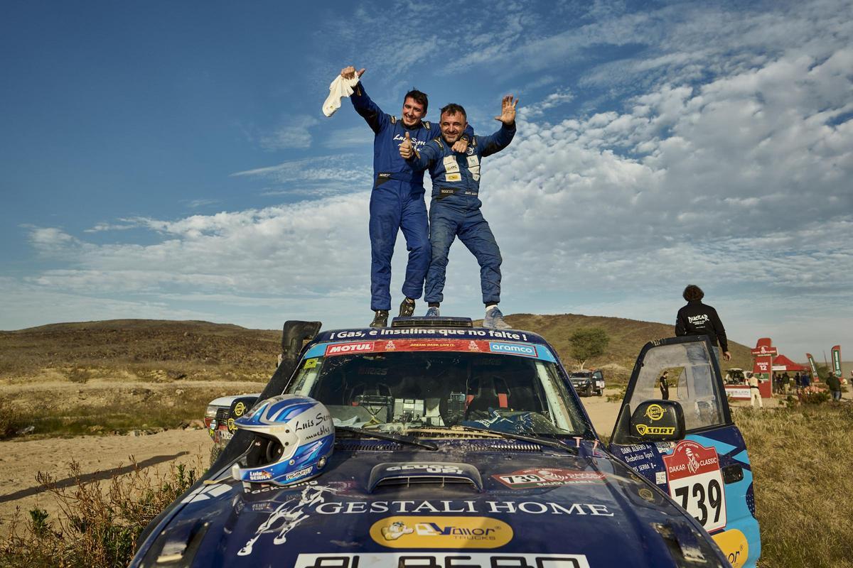 Serra y Albero festejan la gesta sobre el vehículo con el que han competido.
