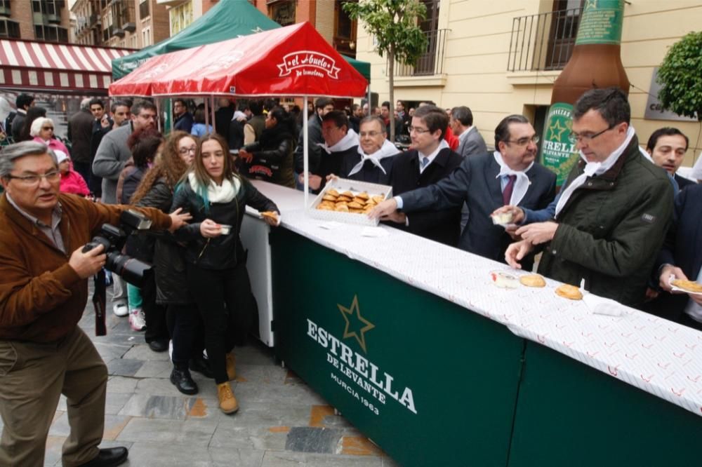 Reparto de pasteles de carne en la plaza del Romea