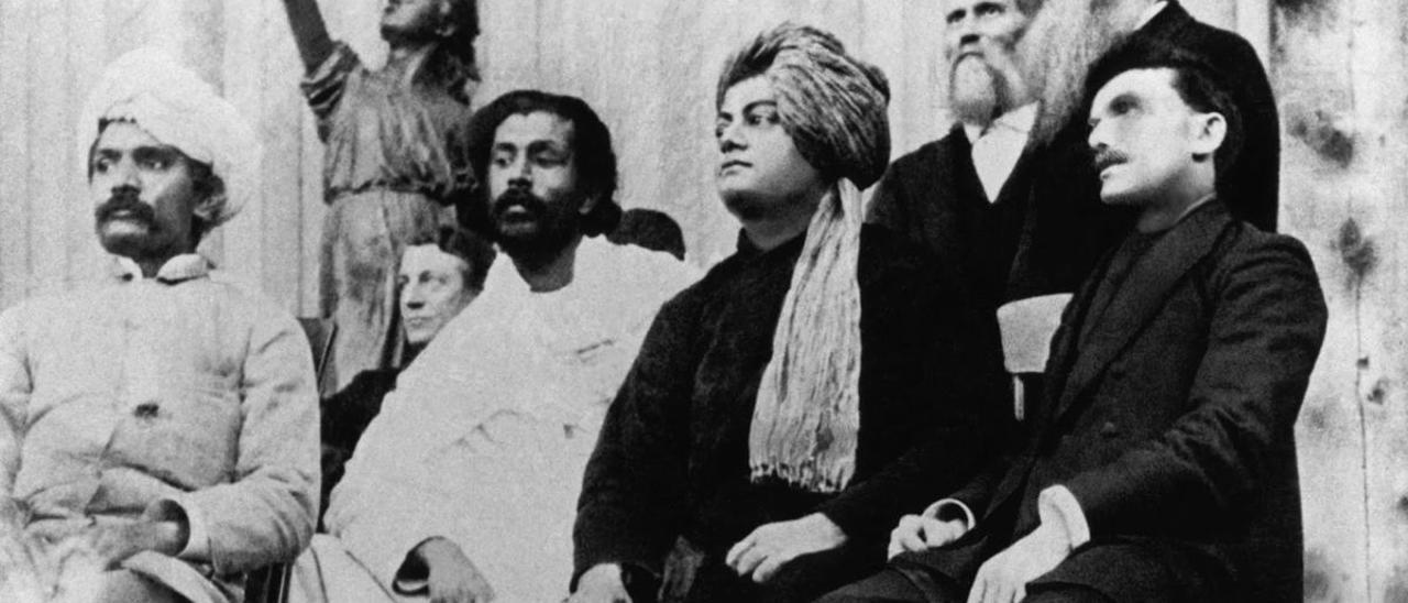 Vivekananda, en el centro y con turbante, en el Parlamento de las Religiones de Chicago, en 1893.