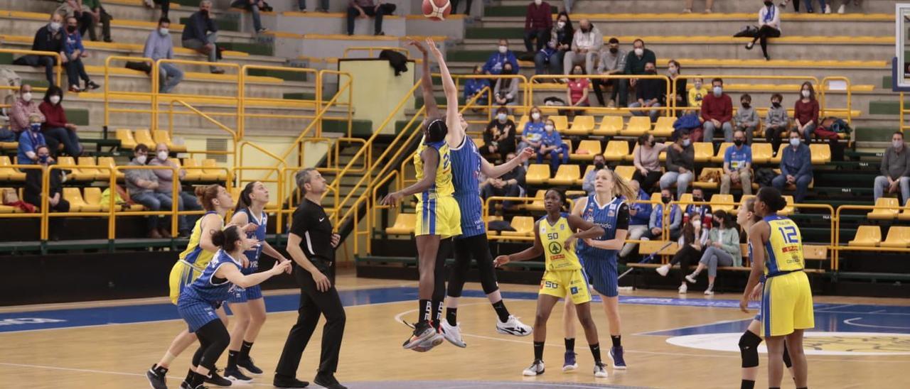 Salto inicial entre el Perfumerías Avenida y el SPAR Gran Canaria