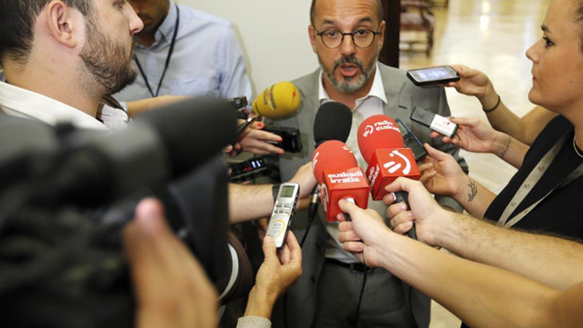 El diputado Carles Campuzano, rodeado de periodistas, en el Congreso, en septiembre pasado.
