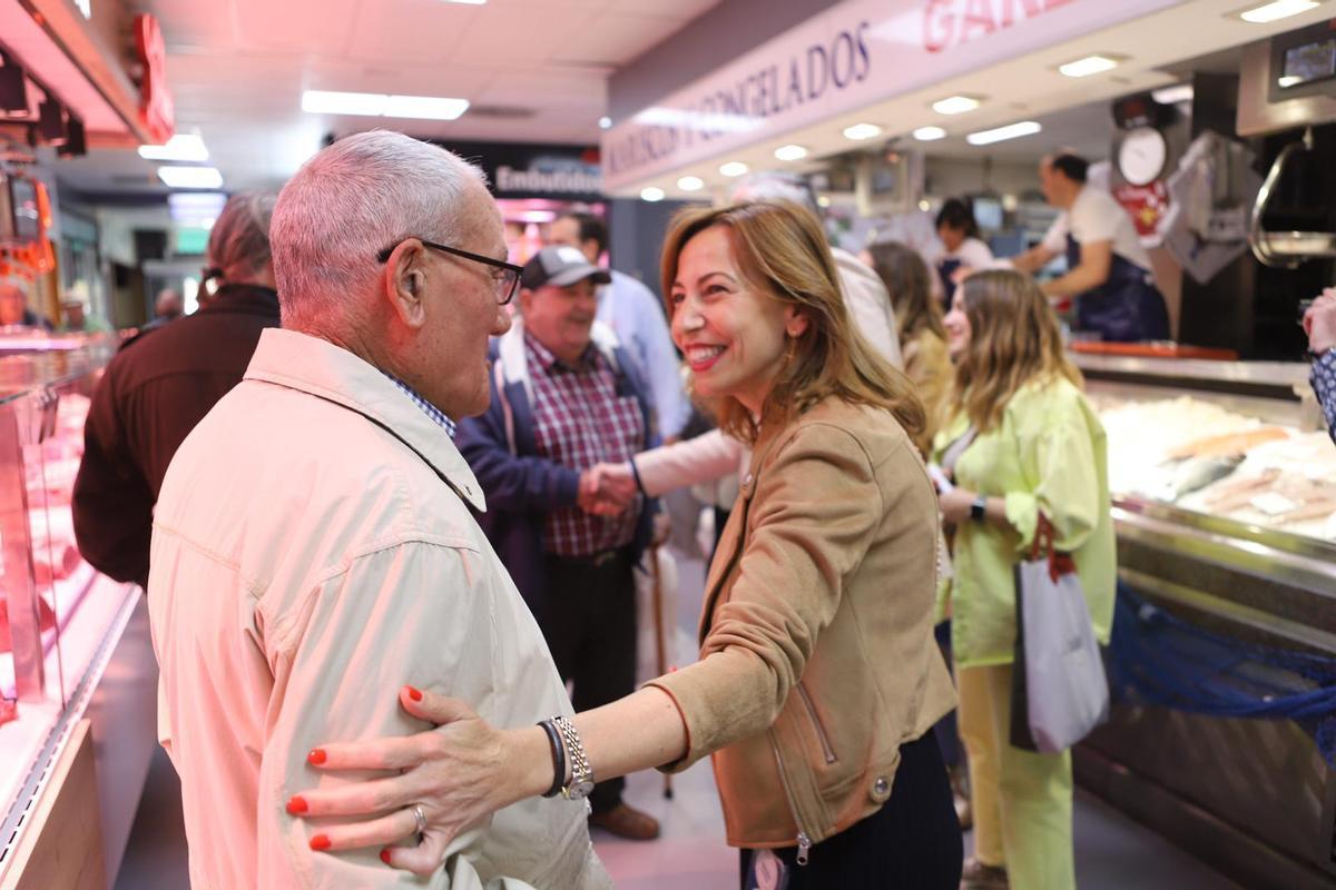 Natalia Chueca saluda a un cliente del mercado Delicias