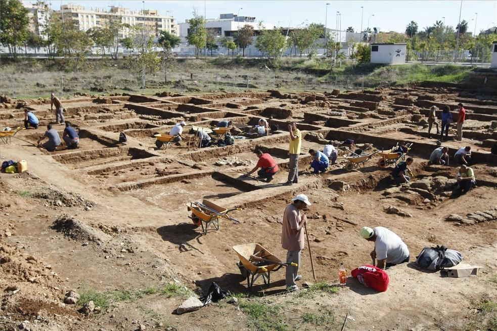 GALERÍA DE FOTOS / Excavación arqueológica en un arrabal califal en un solar del Zoco