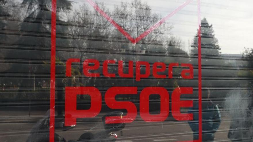 Las siglas del PSOE del escaparate del local