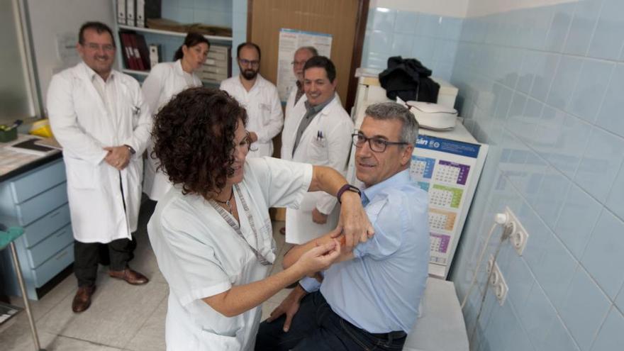 El equipo directivo del Hospital de A Coruña recibe la vacuna contra el virus de la gripe