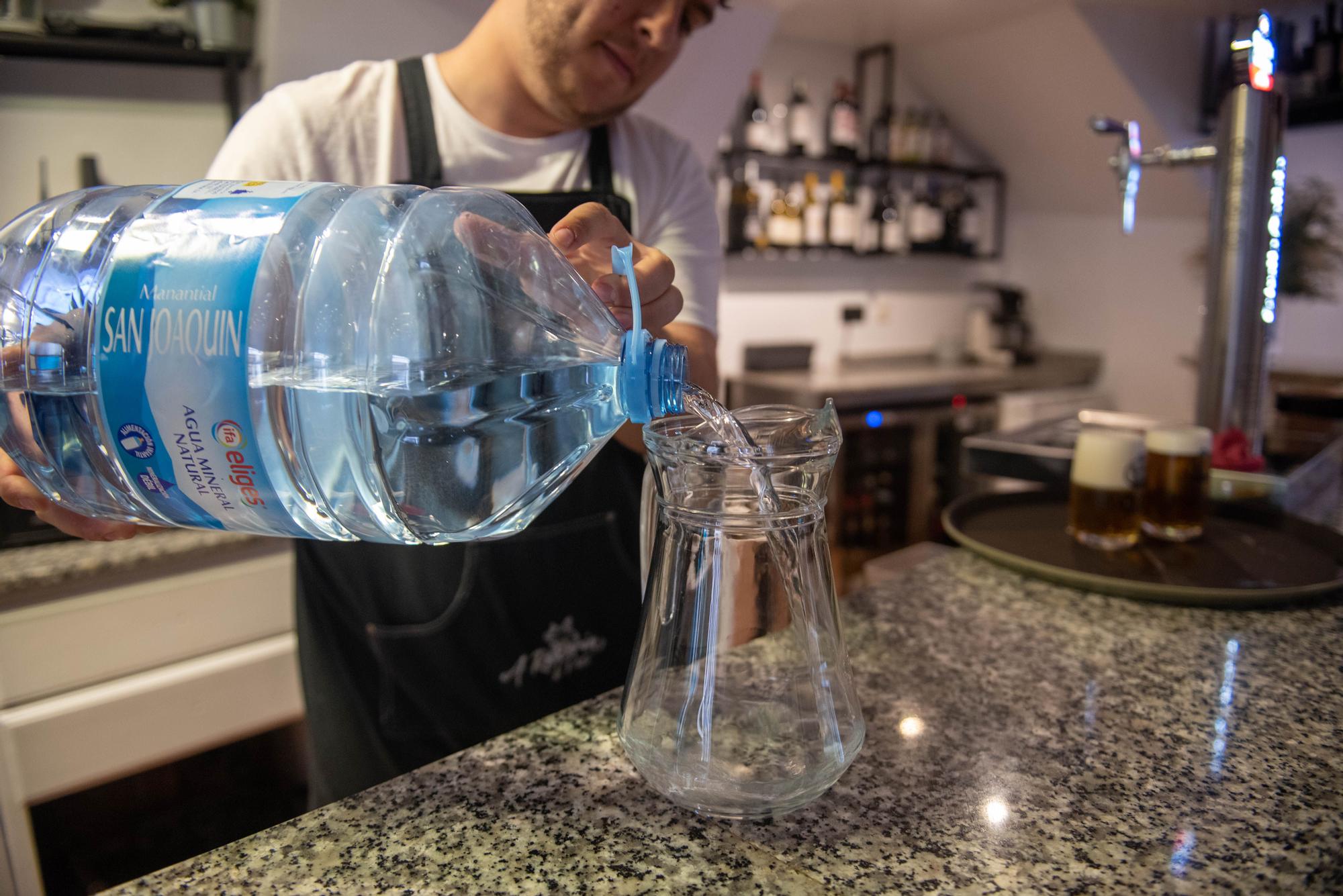 Betanzos fleta cisternas y reparte garrafas ante las restricciones de agua por la gastroenteritis