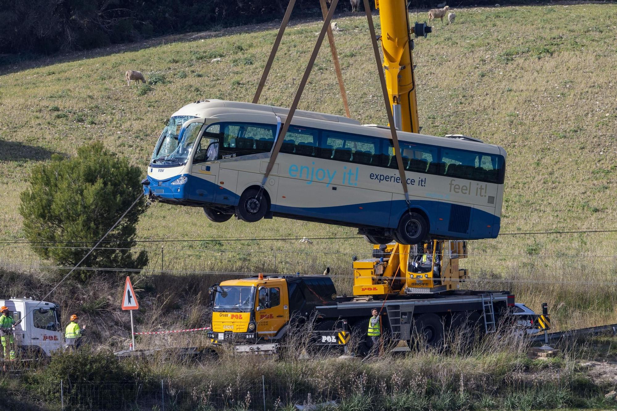 FOTOS | Un autobús del Imserso cae por un terraplén entre Sant Llorenç y Son Servera