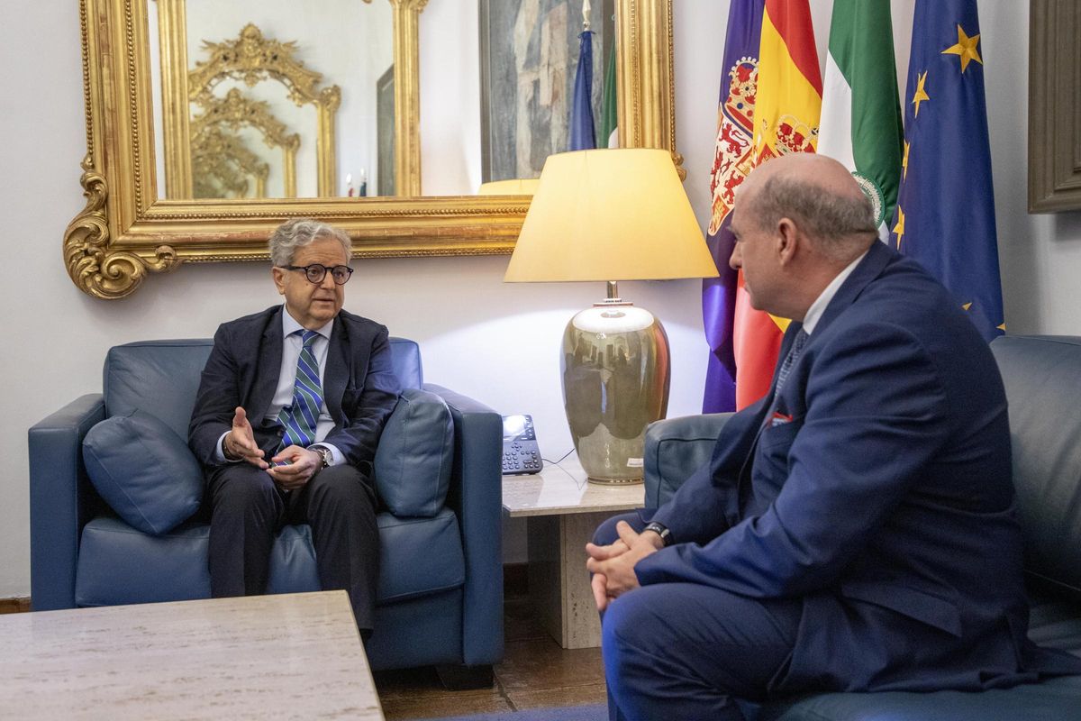 Salvador Fuentes y Fernando Martínez-Jorcano en la firma del acuerdo financiero entre la Diputación de Córdoba y Cajasur.