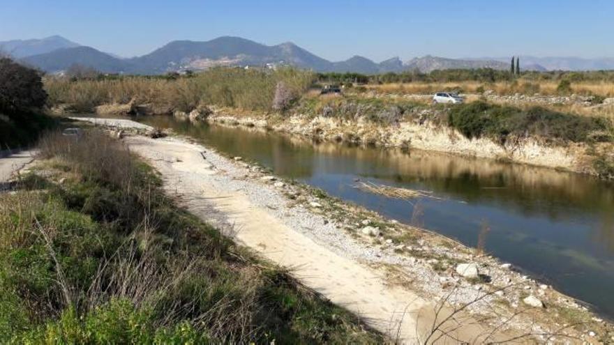 Potries Una nueva limpieza en la playa fluvial del Serpis saca hasta pequeños remolques en el cauce