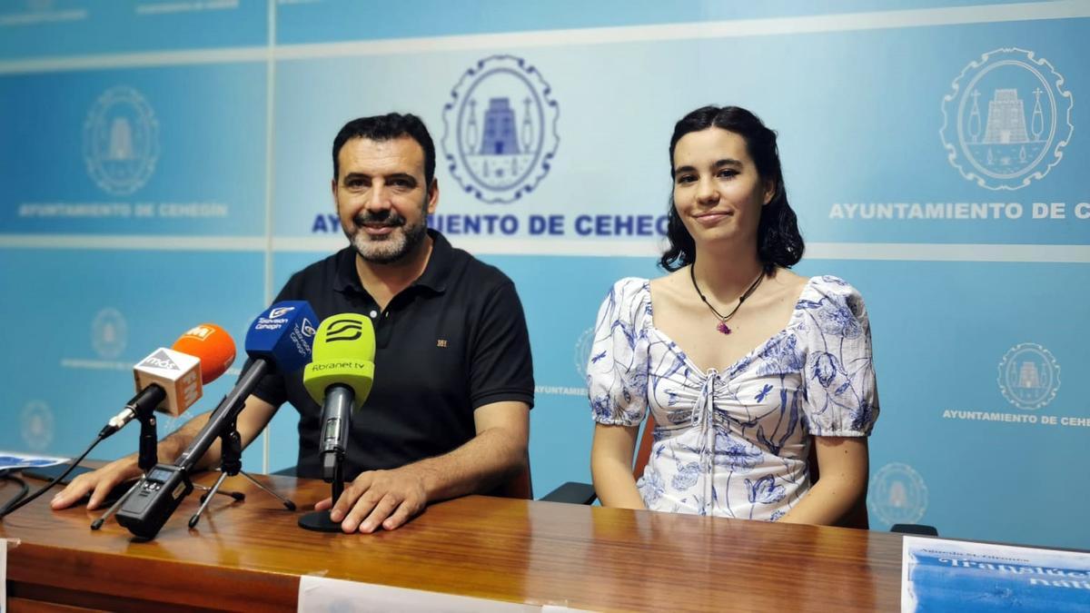 El alcalde de Cehegín, Jerónimo Moya, junto a la joven artista