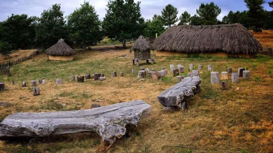 Vista de la recreación del poblado del parque arqueológico, escenario de múltiples actividades. // Santos Álvarez