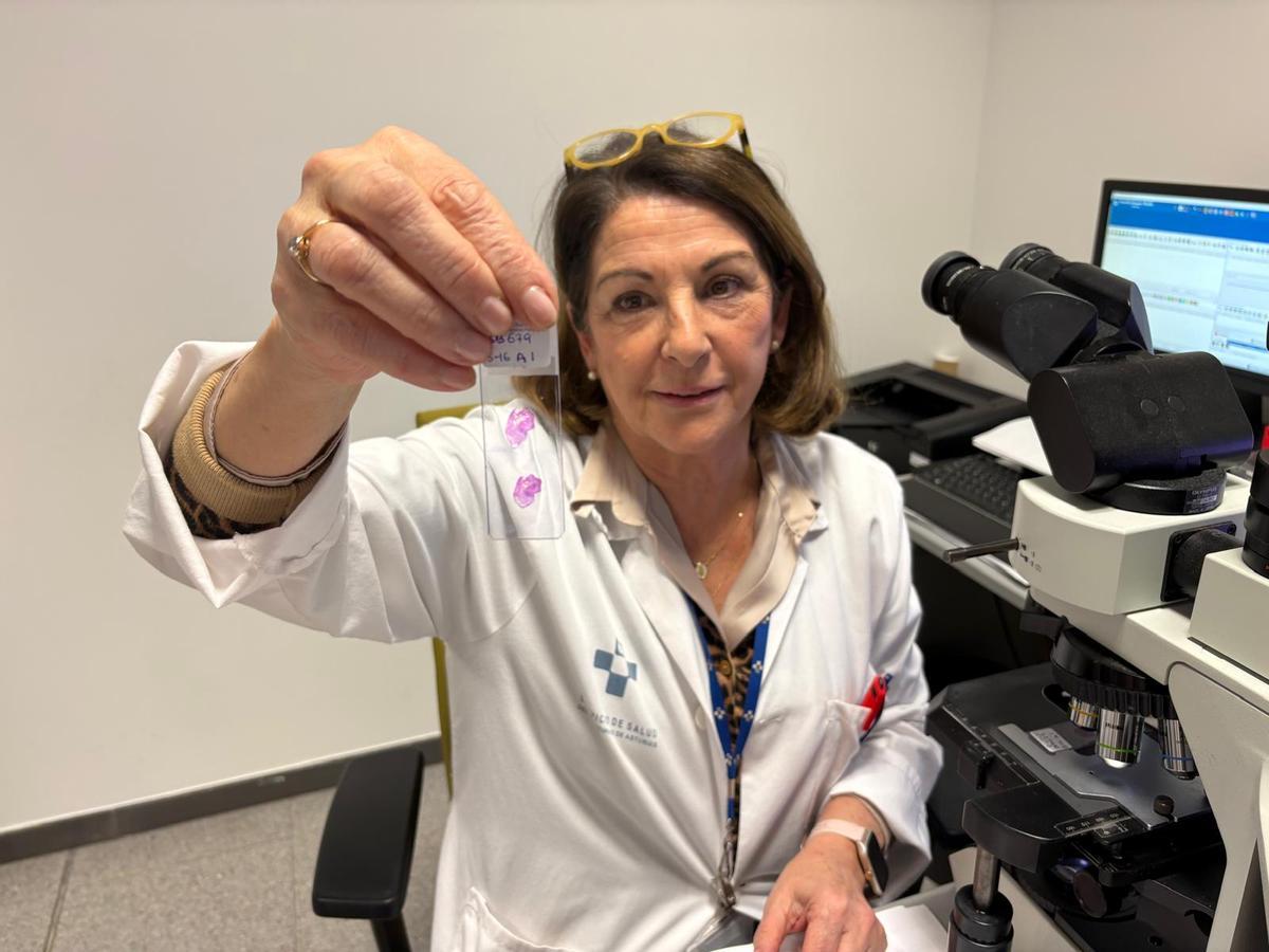 La doctora Ana Gutiérrez con una de las muestras de tejido