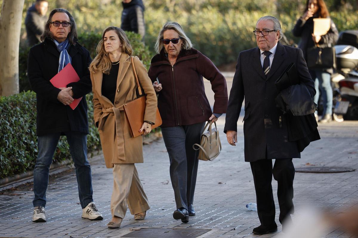 La exsecretaria del grupo municipal del PP, Mari Carmen García-Fuster (centro) junto a sus abogados Rita Corbín Barberá y José María Corbín.