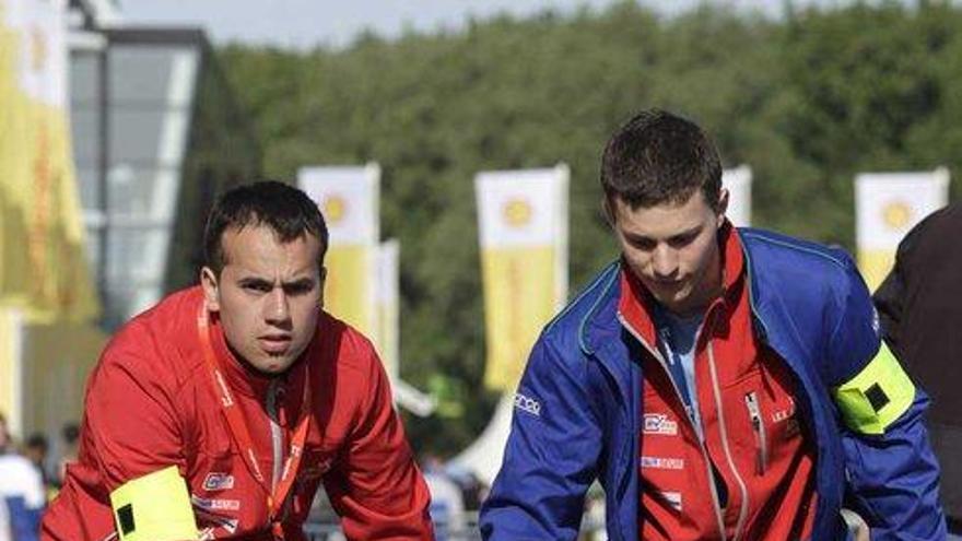 Dos integrantes del equipo lavianés, con uno de los coches diseñados.