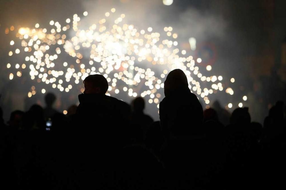 Rund 20.000 Zuschauer verfolgten am Sonntagabend (29.1.) das Spektakel der Teufel und Bestien auf Mallorca, die lärmend und funkensprühend durch Palma zogen. Die Tradition zu Palmas Stadtfest Sant Sebastià war wegen des Unwetters verschoben worden.