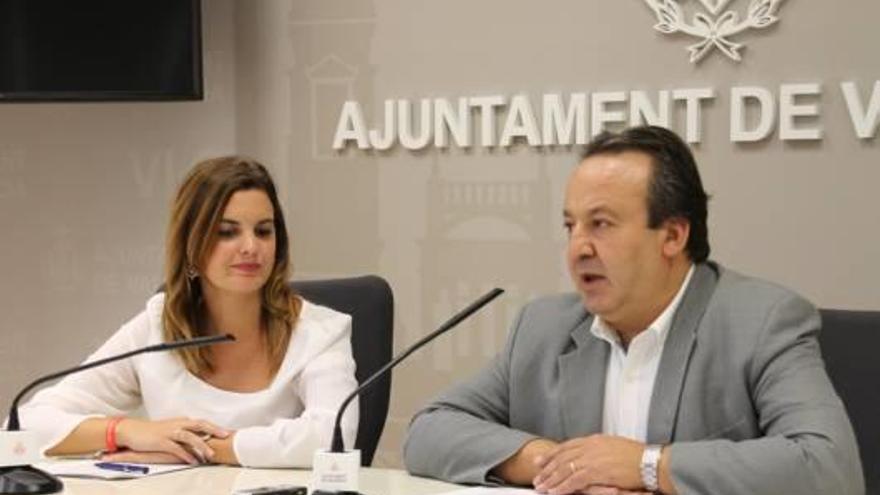 Sandra Gómez con Vicent Sarrià en el ayuntamiento.